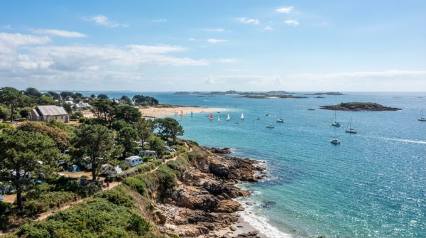 Quels sites touristiques visiter près de Fouesnant pendant le camping ?